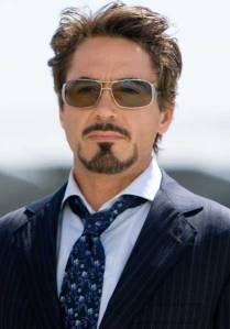 Robert Downey Jr. como Tony Stark.