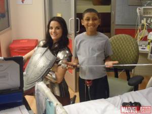 Jaimie Alexander / Lady Sif visita crianças em hospital de Los Angeles.